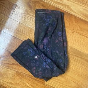 LuluLemon size 8 cropped floral leggings with pockets Jet Crop
